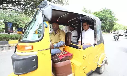 Jubilee Hills चेकपोस्ट से तेलंगाना भवन तक.. केटीआर ने ऑटो में यात्रा की..! Jubilee Hills चेकपोस्ट से तेलंगाना भवन तक.. केटीआर ने ऑटो में यात्रा की..!