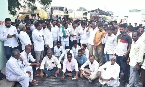 सोयाबीन और कपास किसानों का आदिलाबाद जिले में विरोध प्रदर्शन