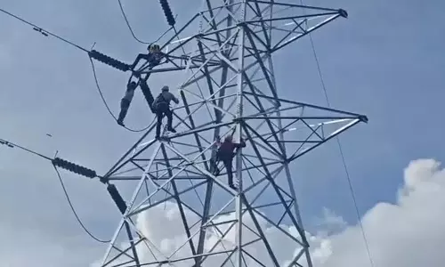 शादी करने के लिए एक युवक ने high-tension टावर से छलांग लगा दी