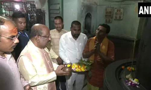 पश्चिम बंगाल के राज्यपाल सी.वी. आनंद बोस ने खिदिरपुर स्थित भू कैलाश मंदिर में की शिव पूजा