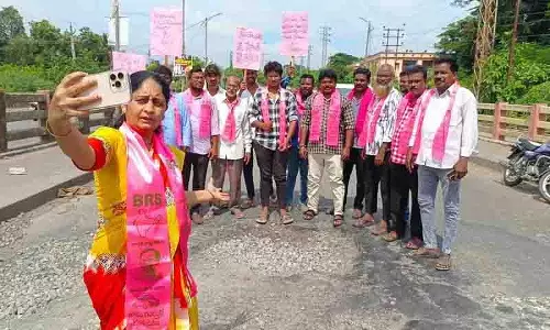कोठागुडेम में खराब सड़कों को लेकर BRS ने सेल्फी विरोध प्रदर्शन शुरू किया कोठागुडेम में खराब सड़कों को लेकर BRS ने सेल्फी विरोध प्रदर्शन शुरू किया