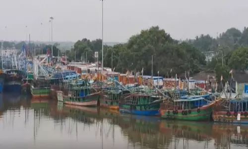 चक्रवात ‘मोथा’ के बढ़ते प्रभाव से तमिलनाडु और आंध्र में मछली पकड़ने वाली नावें तट पर रुकीं चक्रवात ‘मोथा’ के बढ़ते प्रभाव से तमिलनाडु और आंध्र में मछली पकड़ने वाली नावें तट पर रुकीं