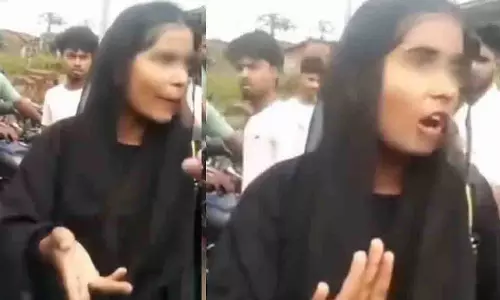Uttarakhand: हरिद्वार में बुर्का पहने लड़की से एक व्यक्ति ने छेड़छाड़ की Uttarakhand: हरिद्वार में बुर्का पहने लड़की से एक व्यक्ति ने छेड़छाड़ की