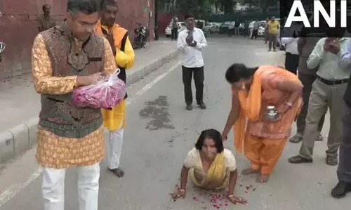 मंत्री Parvesh Sahib Singh ने श्रद्धालु महिला पर बरसाए फूल