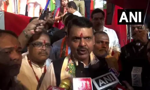 मुंबई में सीएम देवेंद्र फडणवीस ने जुहू बीच पर मनाया छठ पर्व मुंबई में सीएम देवेंद्र फडणवीस ने जुहू बीच पर मनाया छठ पर्व