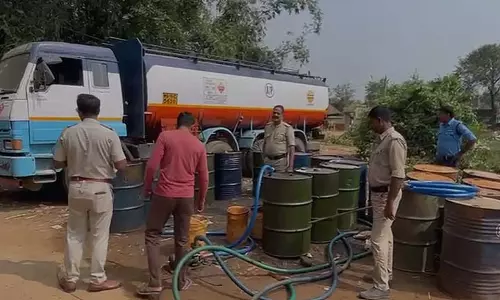 12 पहियों वाले तेल टैंकर में 14,000 लीटर अवैध तेल मिलने से बीरभूम में अफरा-तफरी मच गई 12 पहियों वाले तेल टैंकर में 14,000 लीटर अवैध तेल मिलने से बीरभूम में अफरा-तफरी मच गई