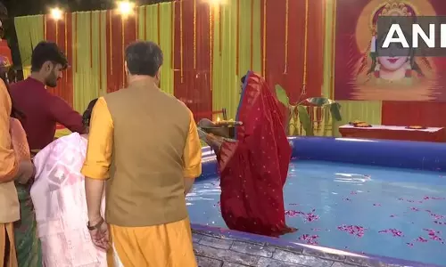 दिल्ली में अधिवक्ता अमन सिन्हा ने परिवार संग किया छठ पूजा अनुष्ठान दिल्ली में अधिवक्ता अमन सिन्हा ने परिवार संग किया छठ पूजा अनुष्ठान