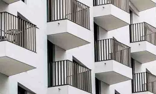 Noida: युवक की फ्लैट से गिरकर मौत, जांच में ऑनलाइन दोस्त भी शामिल