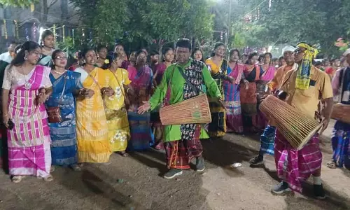 Dhamsa Madal की लय में जीवन के गीत, बांकुरा का हलचल भरा सहारे उत्सव Dhamsa Madal की लय में जीवन के गीत, बांकुरा का हलचल भरा सहारे उत्सव