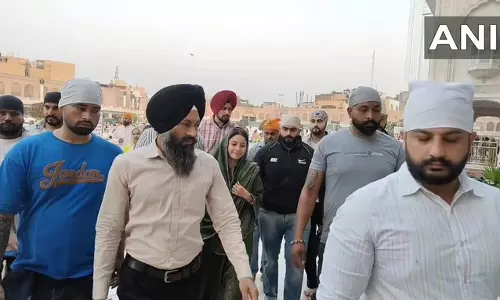 शहनाज़ गिल ने स्वर्ण मंदिर में टेका मत्था, मांगी देश और समाज की खुशहाली की दुआ