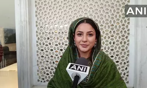 शहनाज़ गिल ने श्री हरमंदिर साहिब में टेका माथा