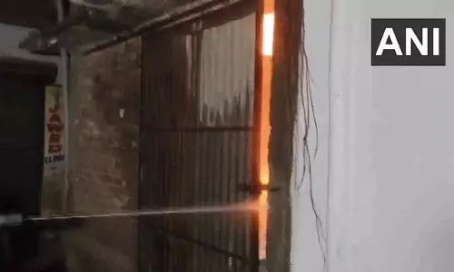 इमारत में लगी भीषण आग, प्लास्टिक गोदाम में धधकी लपटें