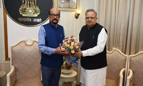 राज्यपाल रमेन डेका को डॉ. रमन सिंह ने दिया आमंत्रण