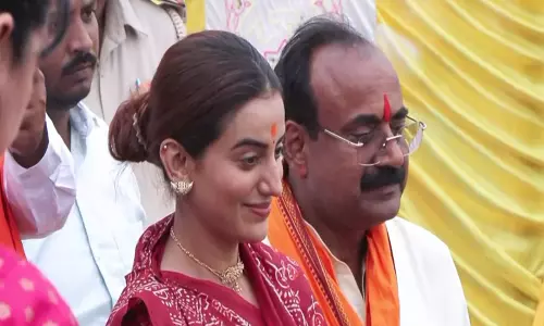 Bihar: अक्षरा सिंह ने परिवार के साथ छठ पूजा मनाई, घाट पर भक्ति गीत गाए Bihar: अक्षरा सिंह ने परिवार के साथ छठ पूजा मनाई, घाट पर भक्ति गीत गाए