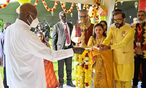 Uganda के राष्ट्रपति और प्रथम महिला ने भारतीय समुदाय के साथ स्टेट हाउस में मनाई दिवाली Uganda के राष्ट्रपति और प्रथम महिला ने भारतीय समुदाय के साथ स्टेट हाउस में मनाई दिवाली