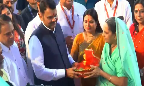 मुख्यमंत्री फड़नवीस Juhu Beach पर छठ पूजा समारोह में हुए शामिल