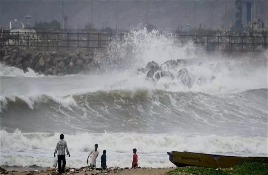 Andhra Pradesh :चक्रवात मोंथा का असर, कई जिलों में बारिश और तेज़ हवाएँ Andhra Pradesh :चक्रवात मोंथा का असर, कई जिलों में बारिश और तेज़ हवाएँ
