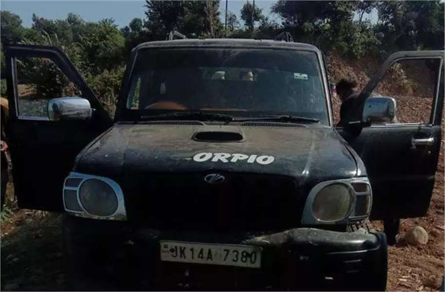 Jammu-Kashmir: चेकपॉइंट देख ड्राइवर ने स्कॉर्पियो भगाया, पीछा करने पर सनसनीखेज खुलासा Jammu-Kashmir: चेकपॉइंट देख ड्राइवर ने स्कॉर्पियो भगाया, पीछा करने पर सनसनीखेज खुलासा