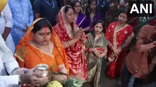 CM रेखा गुप्ता ने हाथी घाट पर किए छठ पूजा के अनुष्ठान CM रेखा गुप्ता ने हाथी घाट पर किए छठ पूजा के अनुष्ठान