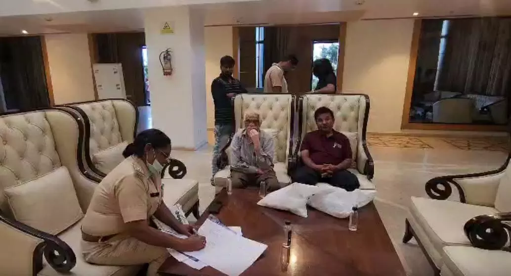 होटल में युवक ने की खुदकुशी, सुसाइड नोट छोड़ा होटल में युवक ने की खुदकुशी, सुसाइड नोट छोड़ा