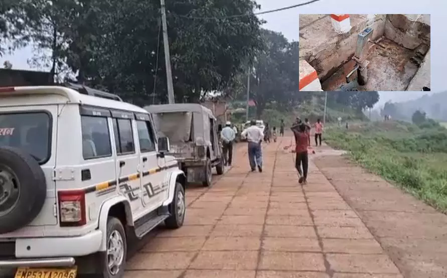 ठेकेदार और इंजीनियरों ने किया उलटा-पुलटा काम, सरकार को खरी-खुटी सुना रहे ग्रामीण ठेकेदार और इंजीनियरों ने किया उलटा-पुलटा काम, सरकार को खरी-खुटी सुना रहे ग्रामीण
