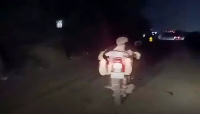 सीट में लेटकर स्टंटमैन ने दौड़ाई बाइक, गिरफ्तार करने निकली पुलिस सीट में लेटकर स्टंटमैन ने दौड़ाई बाइक, गिरफ्तार करने निकली पुलिस