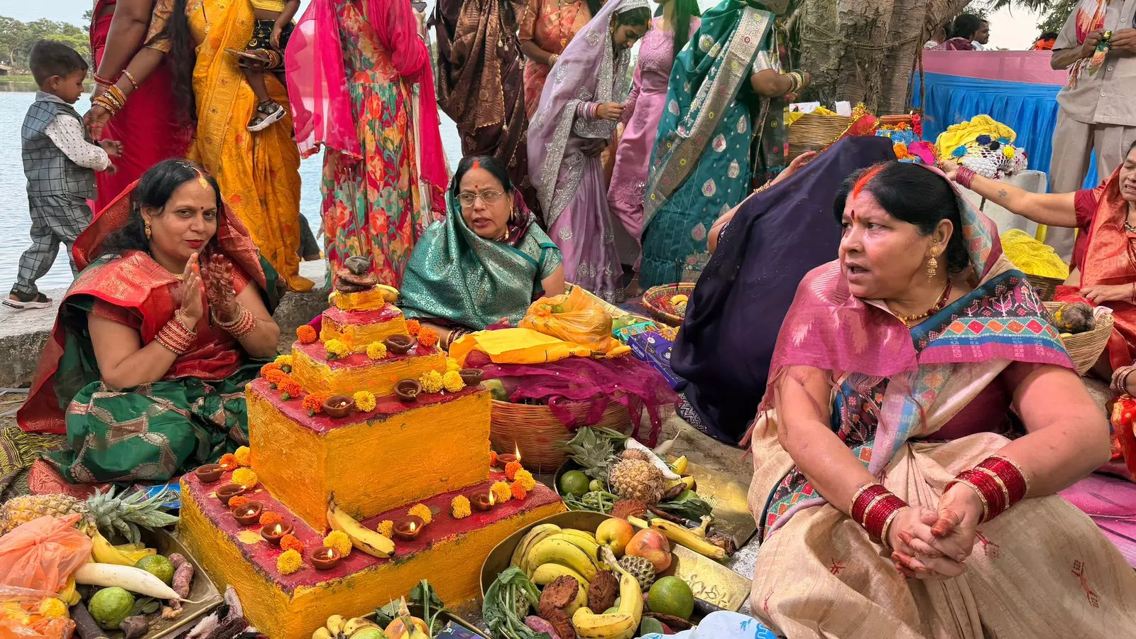 नरैया तालाब में 40 सालों से हो रही है छठ पूजा, व्रतियों ने डूबते फिर उगते सूर्य को दिया अर्घ्य नरैया तालाब में 40 सालों से हो रही है छठ पूजा, व्रतियों ने डूबते फिर उगते सूर्य को दिया अर्घ्य
