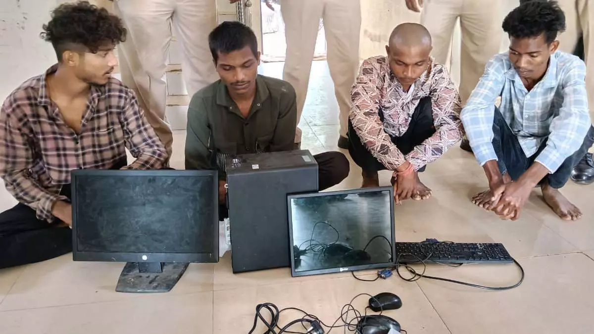 स्कूल में चोरी, चार शातिर पकड़े गए स्कूल में चोरी, चार शातिर पकड़े गए