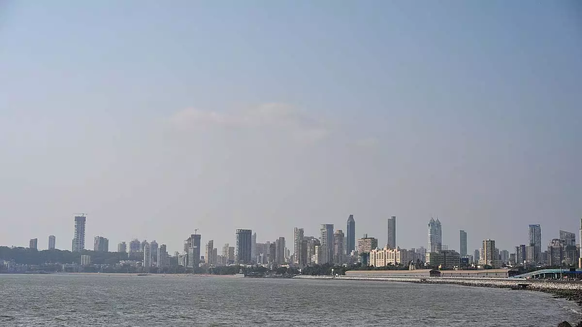 Mumbai : बारिश से हवा साफ होने के बाद शहर के लोगों ने राहत की सांस ली Mumbai : बारिश से हवा साफ होने के बाद शहर के लोगों ने राहत की सांस ली
