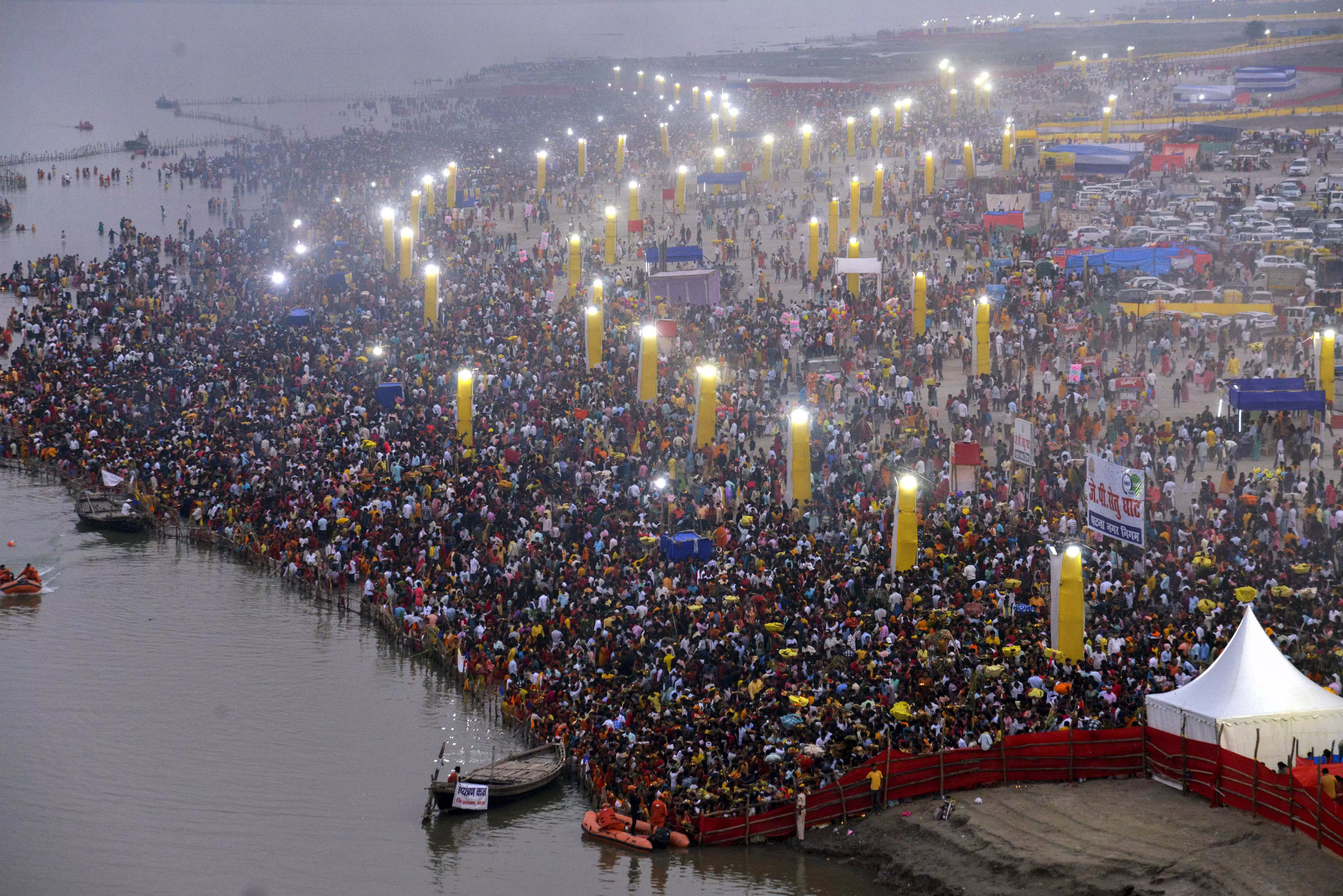 Bihar: उगते सूर्य को अर्घ्य देकर व्रतधारियों ने किया छठ महापर्व का समापन Bihar: उगते सूर्य को अर्घ्य देकर व्रतधारियों ने किया छठ महापर्व का समापन