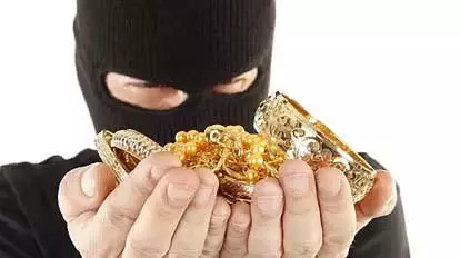 Bhopal : चोर पकड़ा गया, 2 लाख रुपये के चोरी के गहने बरामद Bhopal : चोर पकड़ा गया, 2 लाख रुपये के चोरी के गहने बरामद