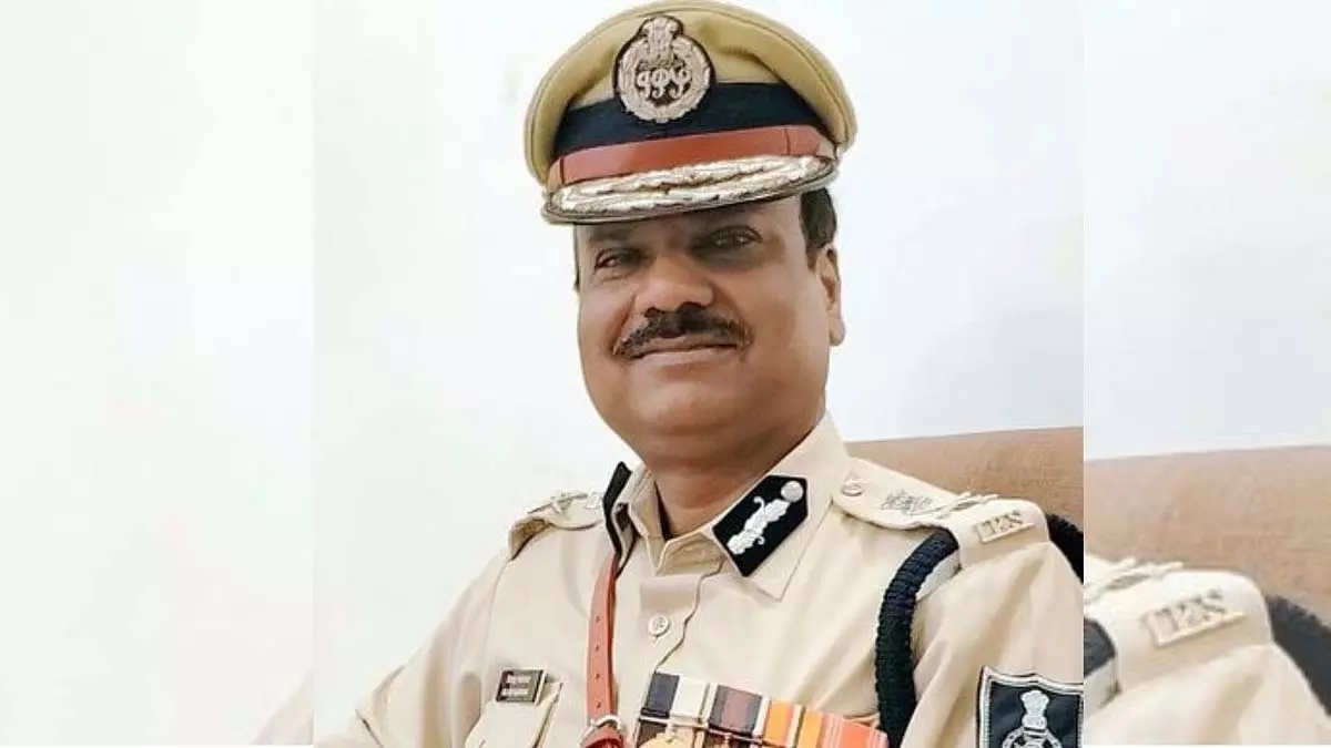 DGP ने शहडोल ज़िले में एक परिवार को आगज़नी से बचाने के लिए सब-इंस्पेक्टर की तारीफ़ की DGP ने शहडोल ज़िले में एक परिवार को आगज़नी से बचाने के लिए सब-इंस्पेक्टर की तारीफ़ की