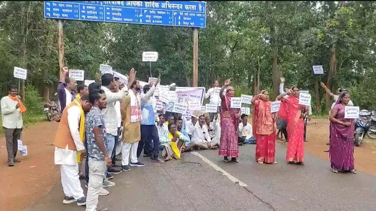 15 गांवों के किसानों ने किया चक्काजाम, NH-130 में आवागमन बाधित 15 गांवों के किसानों ने किया चक्काजाम, NH-130 में आवागमन बाधित