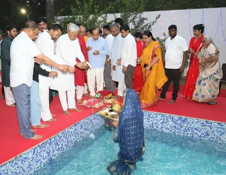 लोक आस्था के महापर्व का समापन, पटना में सीएम नीतीश ने दिए उषा अर्घ्य लोक आस्था के महापर्व का समापन, पटना में सीएम नीतीश ने दिए उषा अर्घ्य