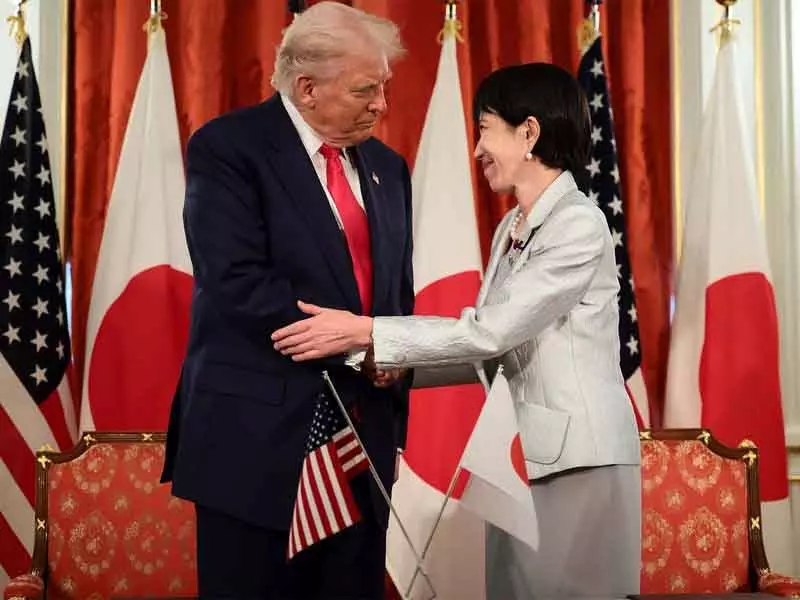 Trump ने टोक्यो में जापान की पीएम ताकाइची के मजबूत हाथ मिलाने की सराहना की Trump ने टोक्यो में जापान की पीएम ताकाइची के मजबूत हाथ मिलाने की सराहना की