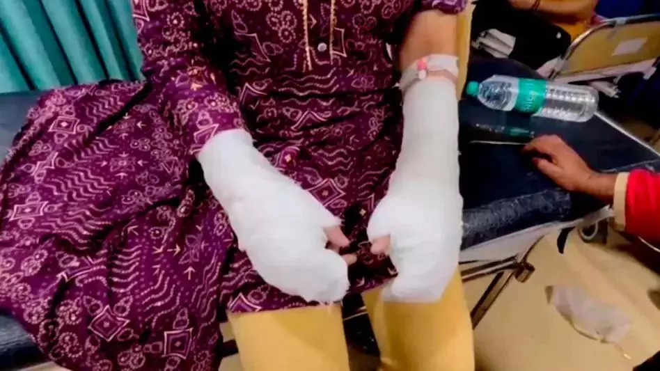 एसिड अटैक केस के मुख्य आरोपी को मिली क्लीनचिट, पीड़िता का पिता गिरफ्तार एसिड अटैक केस के मुख्य आरोपी को मिली क्लीनचिट, पीड़िता का पिता गिरफ्तार