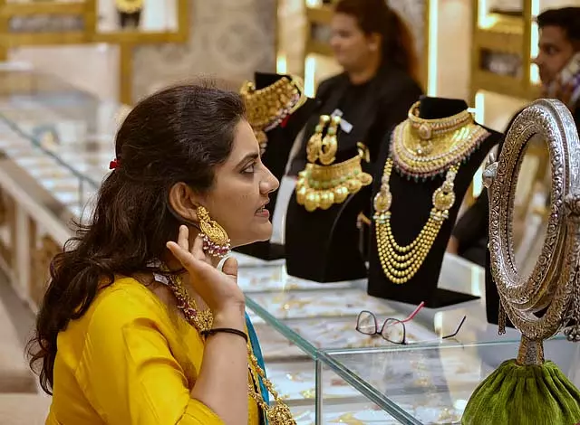 सोने की कीमत में प्रति तोला 1,200 रुपये की गिरावट : आज की स्थिति सोने की कीमत में प्रति तोला 1,200 रुपये की गिरावट : आज की स्थिति