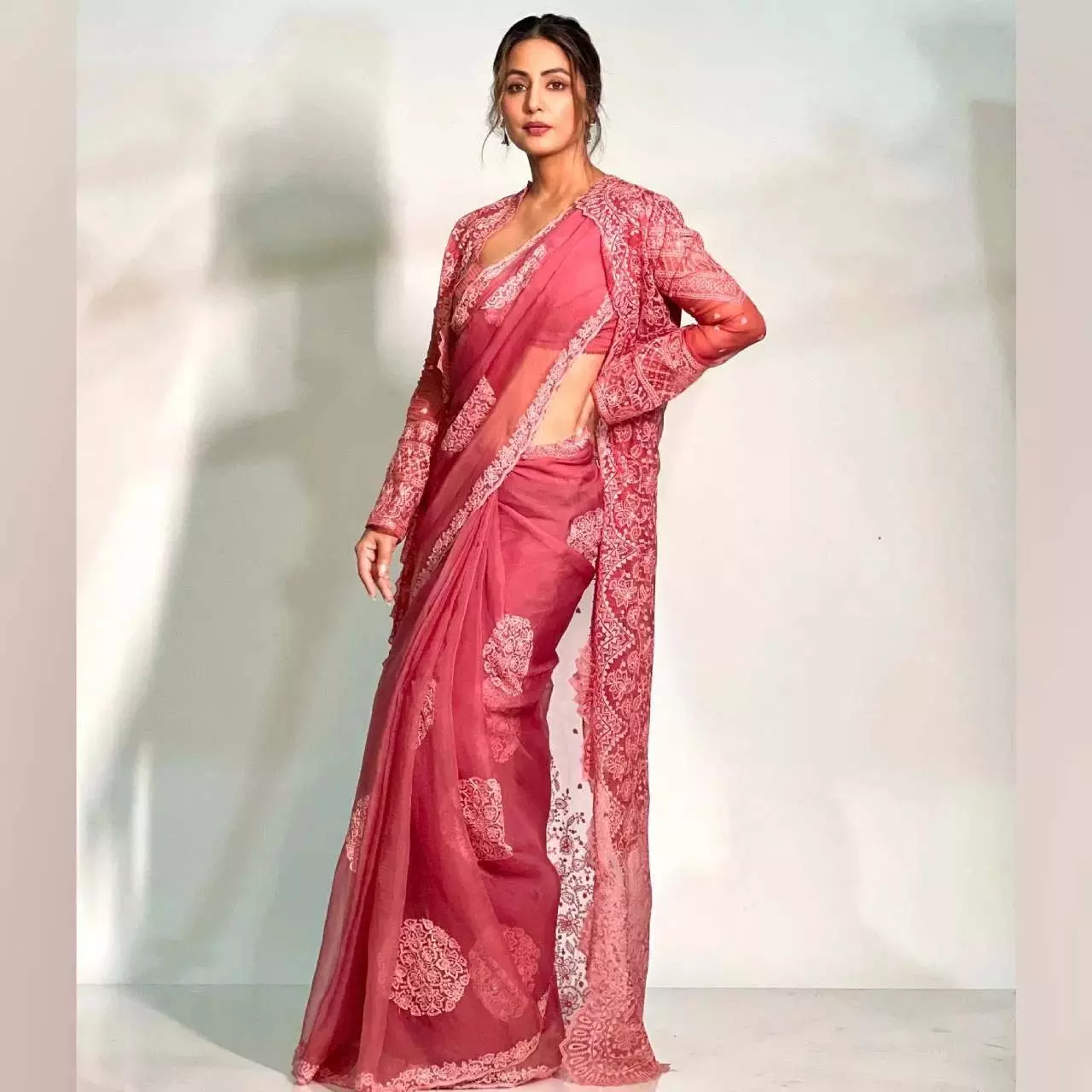 Fashion Tips: इस वेडिंग सीजन में डिजाइनर साड़ी के साथ श्रग पहनें, दिखेंगी सबसे स्टाइलिश Fashion Tips: इस वेडिंग सीजन में डिजाइनर साड़ी के साथ श्रग पहनें, दिखेंगी सबसे स्टाइलिश