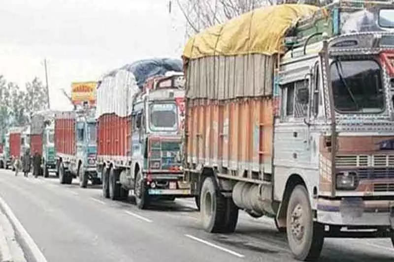 नाकेबंदी में कुल सेब उत्पादन का सिर्फ 1% राजमार्ग पर फंसा: JK सरकार नाकेबंदी में कुल सेब उत्पादन का सिर्फ 1% राजमार्ग पर फंसा: JK सरकार