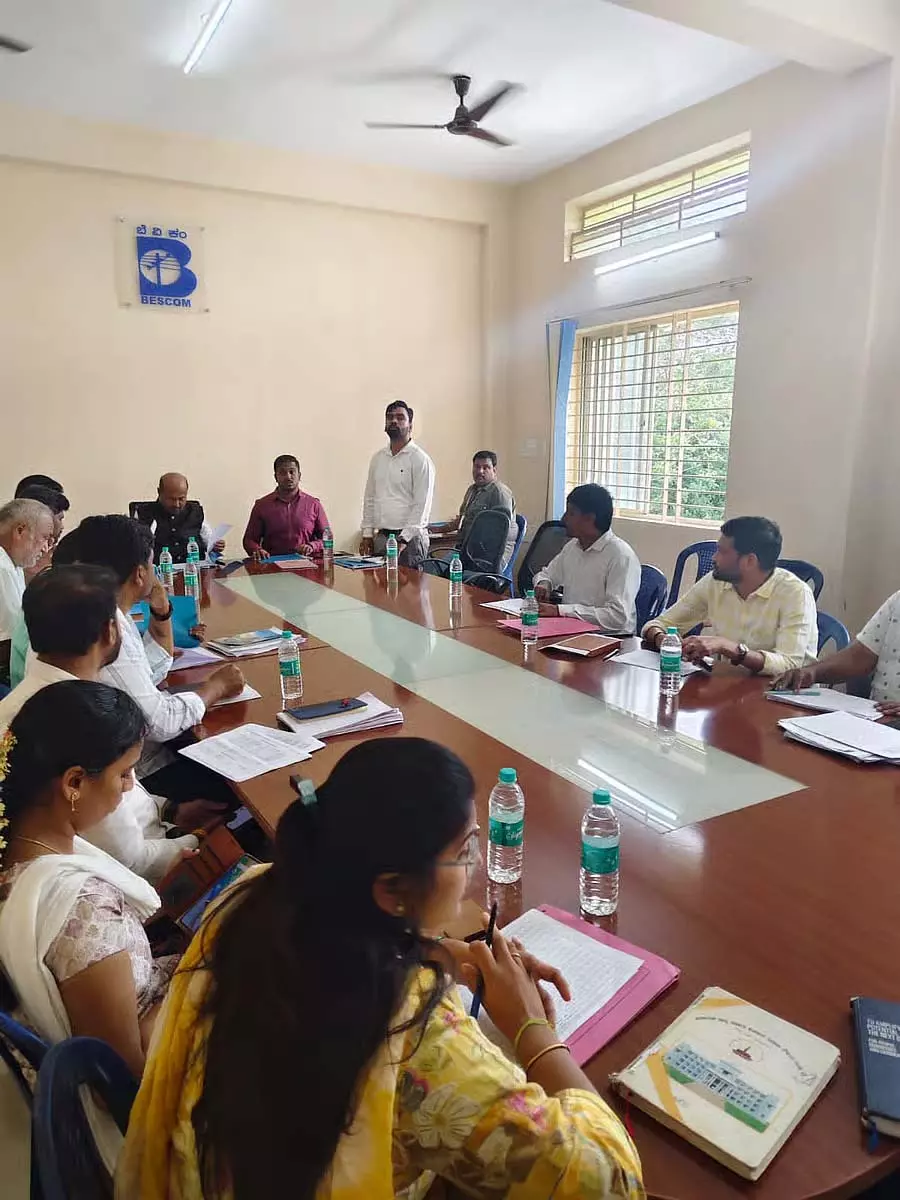 अधिकारियों को ऐसा काम करना चाहिए जिसकी लोग तारीफ़ करें: MLA अधिकारियों को ऐसा काम करना चाहिए जिसकी लोग तारीफ़ करें: MLA