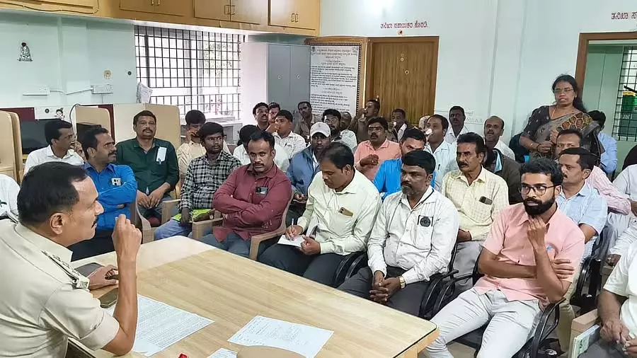 Karnataka : अपंजीकृत स्कूल वाहनों के खिलाफ कार्रवाई Karnataka : अपंजीकृत स्कूल वाहनों के खिलाफ कार्रवाई