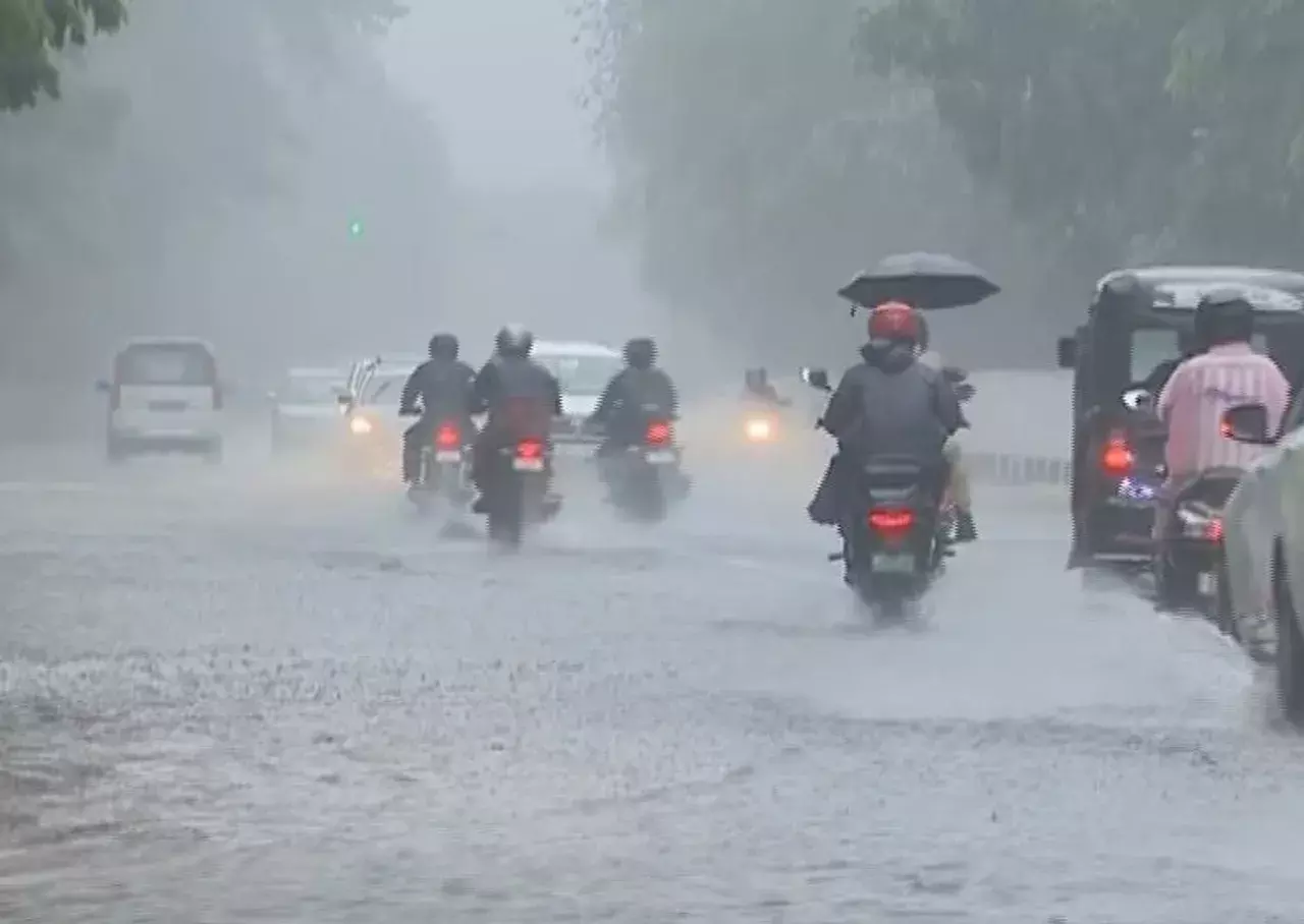 चक्रवात ‘मोंथा’ से कटक और भुवनेश्वर में भारी बारिश, IMD ने और वर्षा की चेतावनी दी चक्रवात ‘मोंथा’ से कटक और भुवनेश्वर में भारी बारिश, IMD ने और वर्षा की चेतावनी दी