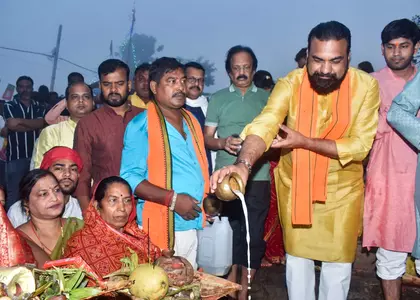 Bihar: श्रद्धालुओं ने उगते सूर्य को अर्घ्य दिया, चार दिवसीय छठ पूजा संपन्न Bihar: श्रद्धालुओं ने उगते सूर्य को अर्घ्य दिया, चार दिवसीय छठ पूजा संपन्न