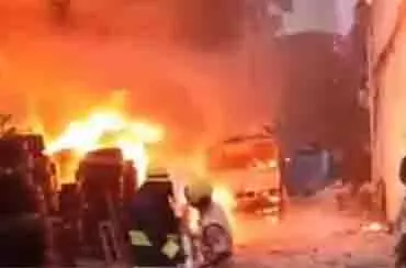 Patna अग्निकांड: जकरियापुर स्थित टायर गोदाम में भीषण आग लगी Patna अग्निकांड: जकरियापुर स्थित टायर गोदाम में भीषण आग लगी