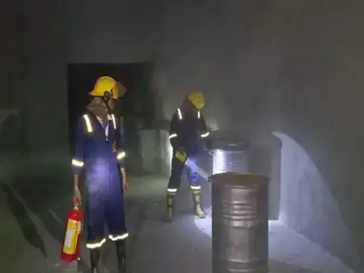 एल्युमिनियम फैक्ट्री में लगी आग, आसपास की बस्तियों में मचा हड़कंप एल्युमिनियम फैक्ट्री में लगी आग, आसपास की बस्तियों में मचा हड़कंप