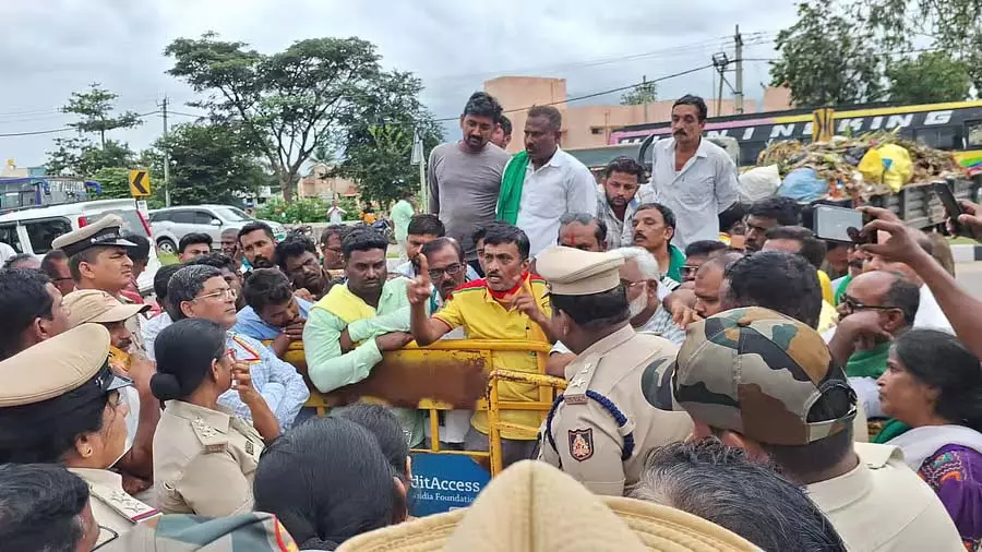 Karnataka : नादकचेरी के सामने कचरा फेंककर विरोध प्रदर्शन Karnataka : नादकचेरी के सामने कचरा फेंककर विरोध प्रदर्शन
