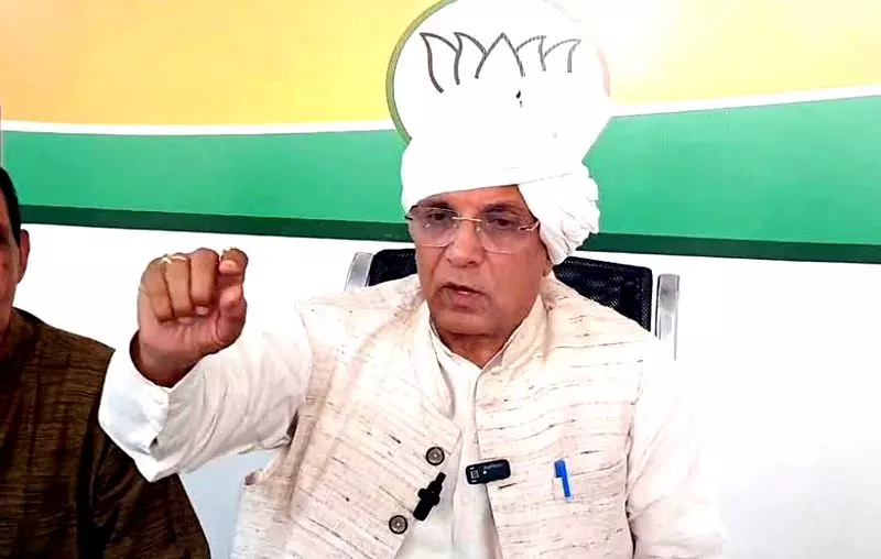 Congress ने मामूली दरों पर जमीन अधिग्रहण कर कॉरपोरेट घरानों को बेच दी Congress ने मामूली दरों पर जमीन अधिग्रहण कर कॉरपोरेट घरानों को बेच दी
