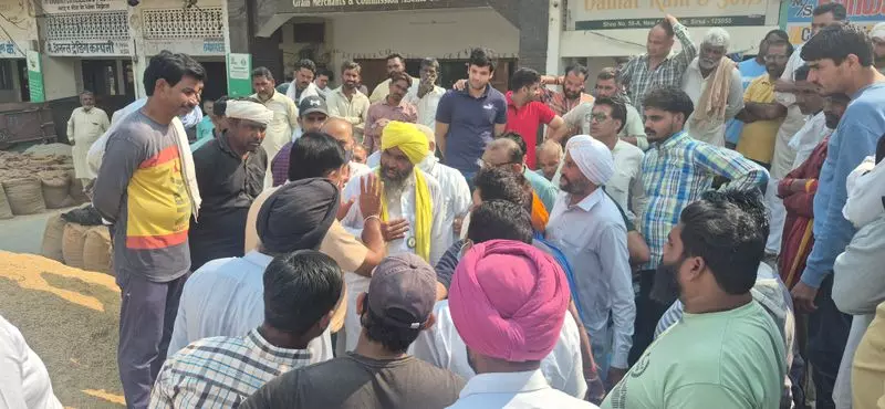 Sirsa मंडी में धान तौल विवाद को लेकर किसान और आढ़तियों में टकराव Sirsa मंडी में धान तौल विवाद को लेकर किसान और आढ़तियों में टकराव