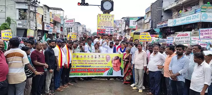Karnataka : सीवेज समस्या के समाधान की मांग को लेकर विरोध प्रदर्शन Karnataka : सीवेज समस्या के समाधान की मांग को लेकर विरोध प्रदर्शन