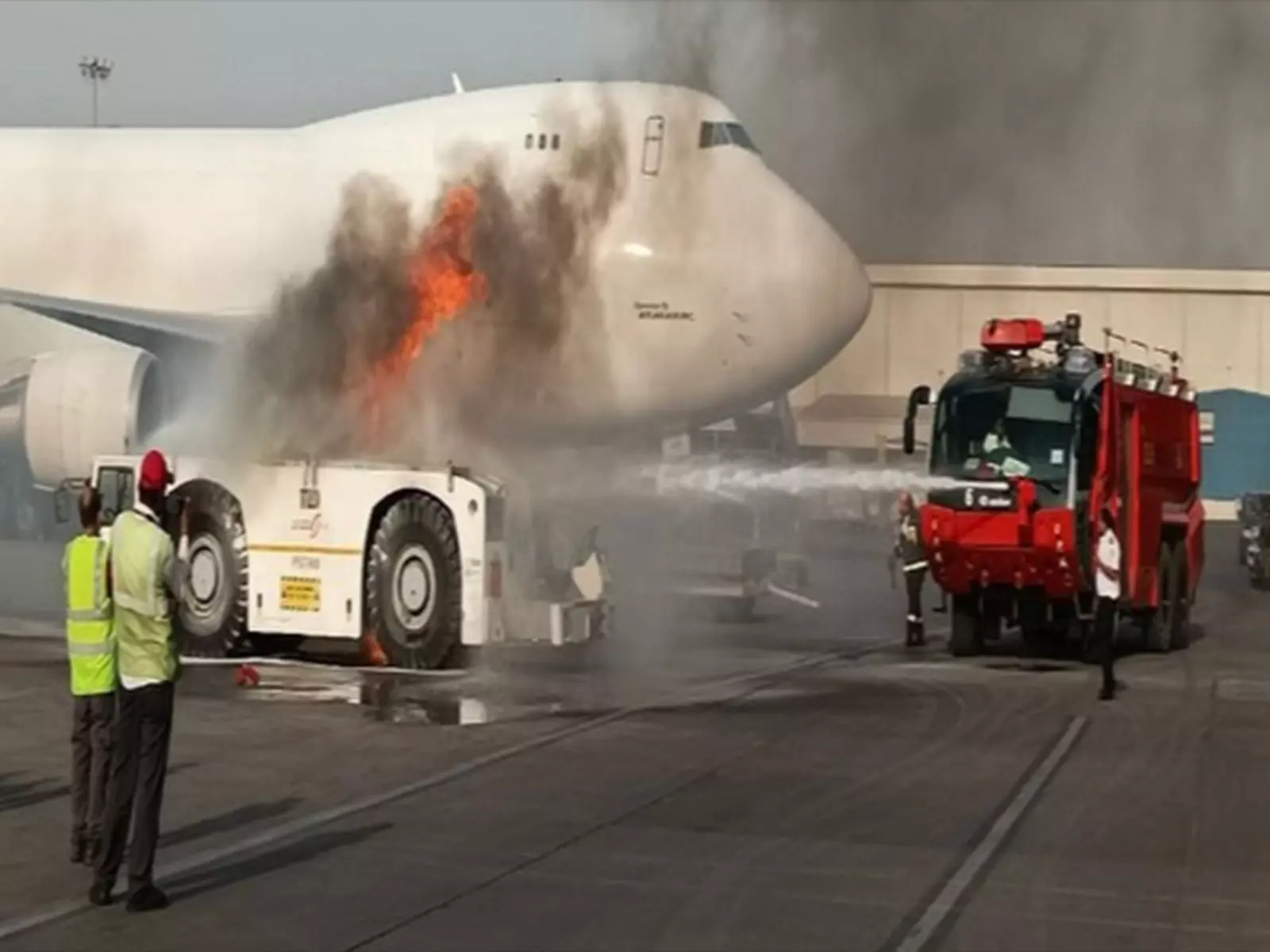 दिल्ली हवाई अड्डे के Terminal 3 पर एयर इंडिया की बस में लगी आग दिल्ली हवाई अड्डे के Terminal 3 पर एयर इंडिया की बस में लगी आग